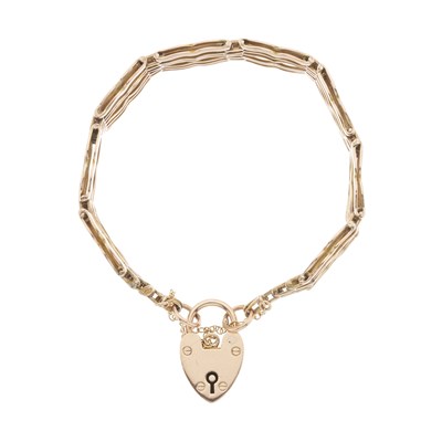 Lot 122 - An early 20th century 9ct gold gate bracelet