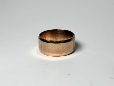 Lot 271 - A 9ct gold wedding band ring