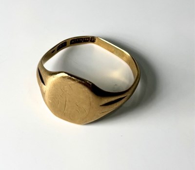 Lot 272 - An 18ct gold signet ring