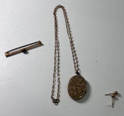 Lot 266 - A small selection of gold and yellow metal jewellery