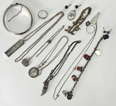 Lot 265 - A small selection of silver jewellery