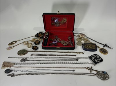 Lot 281 - A selection of silver and costume jewellery, in green box