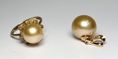 Lot 264 - A 9ct gold cultured pearl and diamond ring, together with a pendant