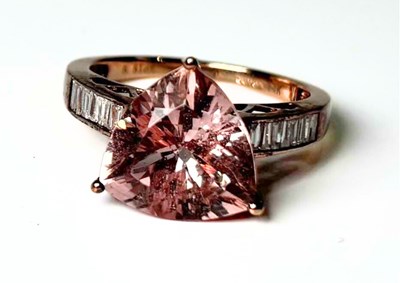 Lot 261 - A 14ct gold morganite and diamond dress ring