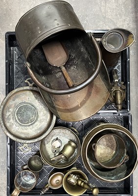 Lot 80 - A selection of metalware to include a copper...