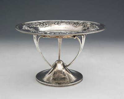 Lot 256 - An Edwardian Arts & Crafts silver tazza, by...