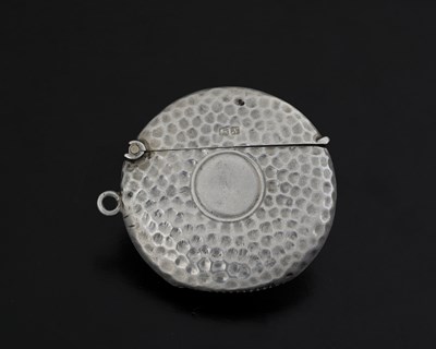 Lot 31 - A George V silver novelty golf ball vesta, by...