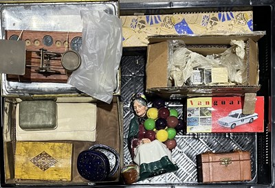 Lot 76 - A collection of items to include a Royal...