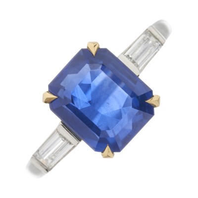 Lot 165 - An Art Deco platinum unheated Sri Lankan sapphire and diamond three-stone ring