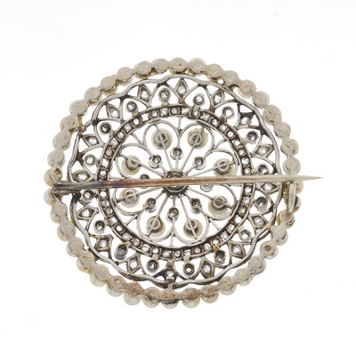 Lot 1 - An Edwardian white metal diamond and pearl brooch