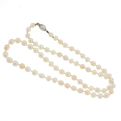 Lot 6 - An early 20th century natural pearl single-strand necklace, with grey pearl clasp