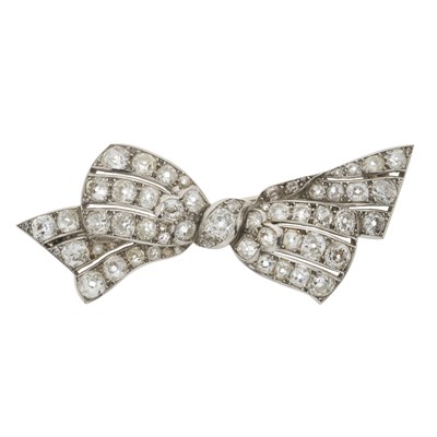 Lot 130 - An Art Deco diamond bow brooch