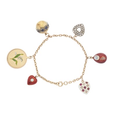 Lot 30 - A late 19th to early 20th century gold charm bracelet