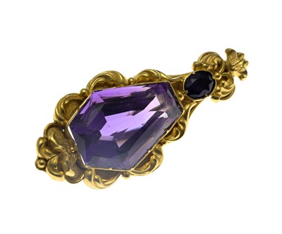 Lot 20 - A late Victorian gold amethyst brooch