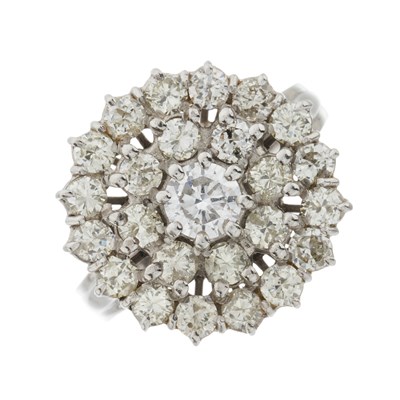 Lot 189 - An 18ct gold diamond cluster dress ring
