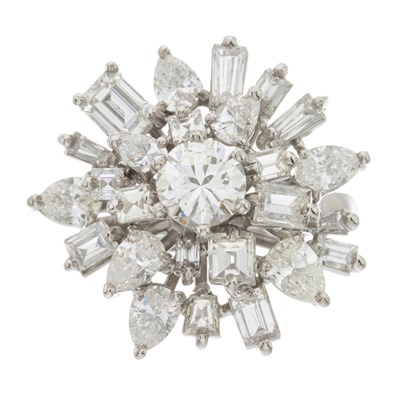 Lot 183 - An 18ct gold diamond cocktail ring