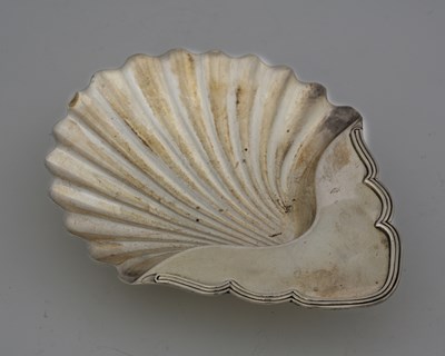 Lot 100 - A George III silver shell-shaped butter dish,...