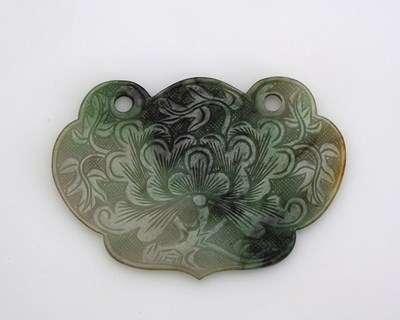 Lot 473 - A Chinese carved nephrite jade pendant plaque,...