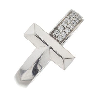 Lot 47 - Tiffany & Co., an 18ct white gold diamond T T1 ring