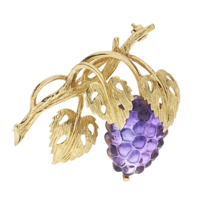 Lot 39 - An 18ct gold amethyst grapevine foliate brooch