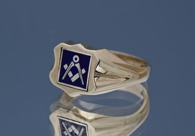 Lot 15 - A 9ct gold blue enamel Masonic signet flip ring