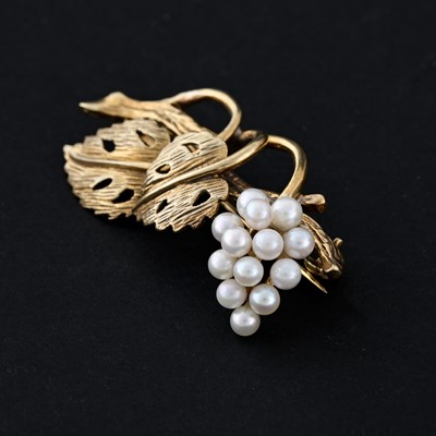 Lot 8 - A 9ct gold cultured pearl grapevine brooch