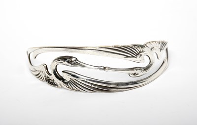 Lot 461 - A silver Kissing Cranes collar, cast with two...