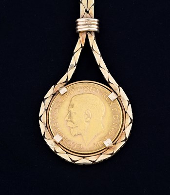 Lot 35 - George V, a 1914 full sovereign coin necklace