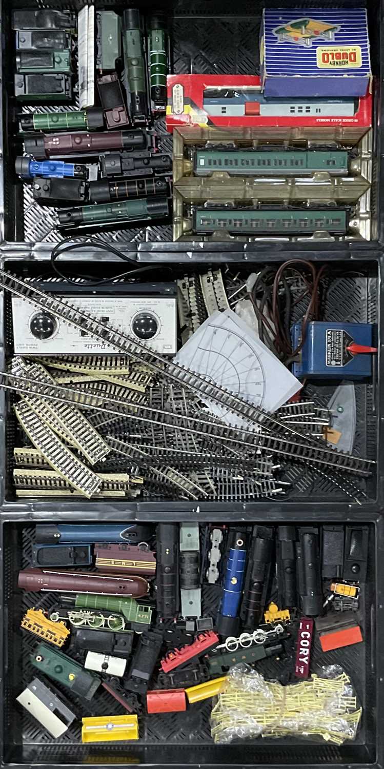 Lot 8 - A large collection of model railway engines,