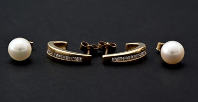 Lot 34 - Two pairs of gold earrings