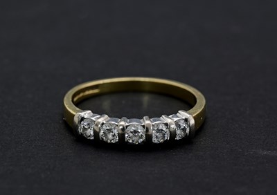 Lot 21 - An 18ct gold five stone diamond ring