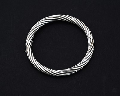 Lot 40 - An Arts and Crafts Celtic style silver bangle,...