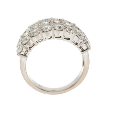 Lot 72 - An 18ct gold diamond dress ring