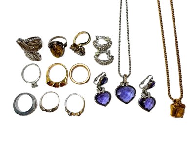 Lot 672 - A selection of silver and costume jewellery