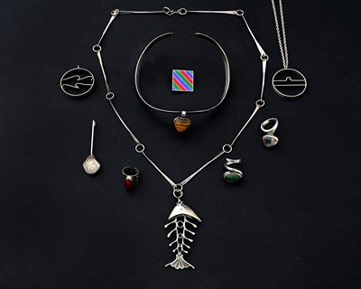 Lot 76 - A selection of silver jewellery