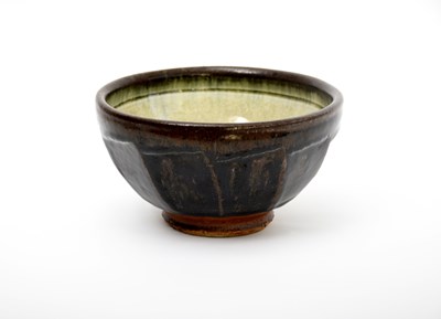 Lot 387 - Richard Batterham (1936-2021) Cut-sided bowl...
