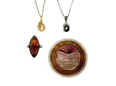 Lot 661 - A small selection of jewellery, to include a coin, a pearl pendant, a silver ring etc