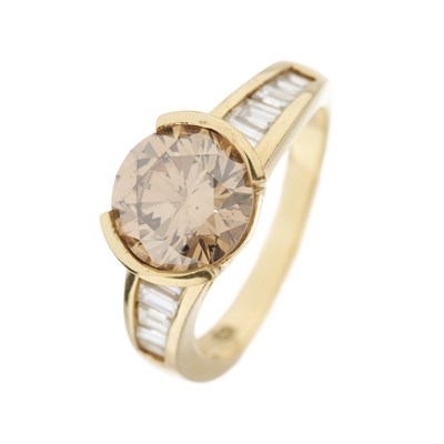 Lot 95 - An 18ct gold brown diamond and diamond dress ring