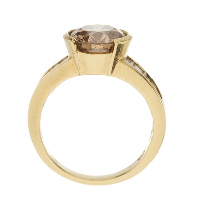 Lot 95 - An 18ct gold brown diamond and diamond dress ring