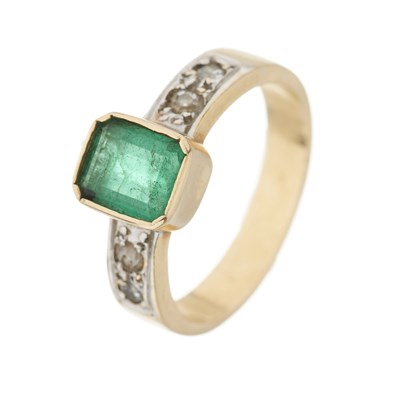 Lot 89 - A gold emerald and diamond dress ring