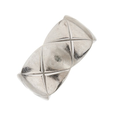 Lot 70 - Chanel, an 18ct white gold Coco Crush band ring