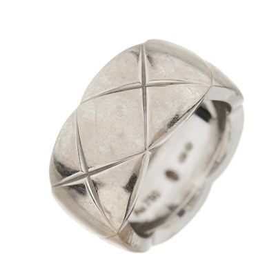Lot 70 - Chanel, an 18ct white gold Coco Crush band ring