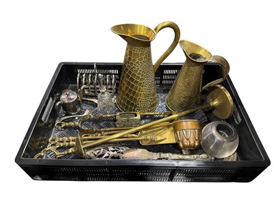 Lot 40 - A collection of metalware to include two...