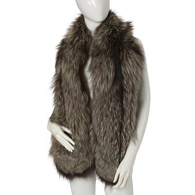 Lot 546 - A silver fox fur scarf.