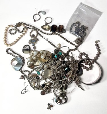 Lot 687 - A selection of silver and white metal jewellery