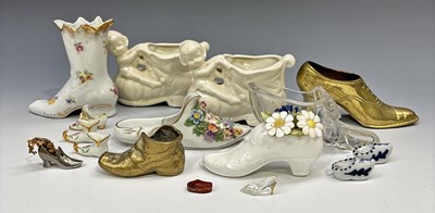 Lot 89 - A collection of ceramic, glass and brass...