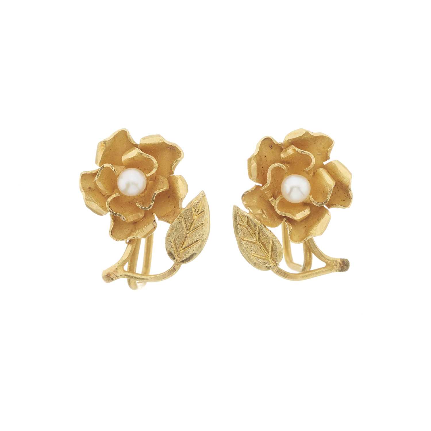 Lot 86 - A pair of 18ct gold pearl rose earrings
