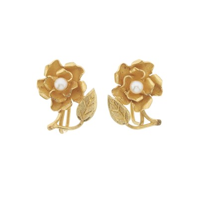 Lot 86 - A pair of 18ct gold pearl rose earrings