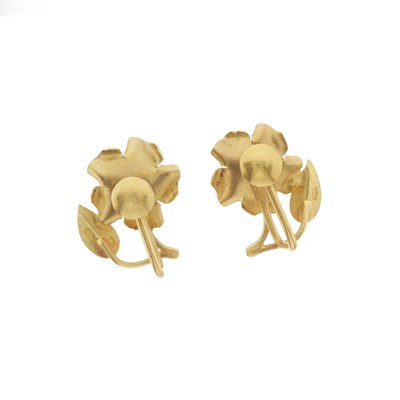 Lot 86 - A pair of 18ct gold pearl rose earrings