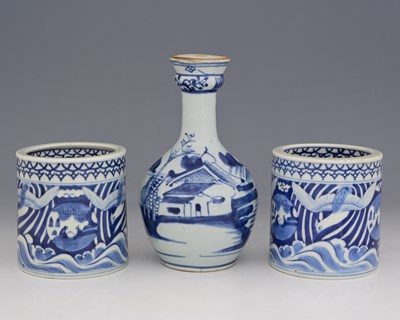 Lot 353 - A Chinese blue and white onion-necked bottle...